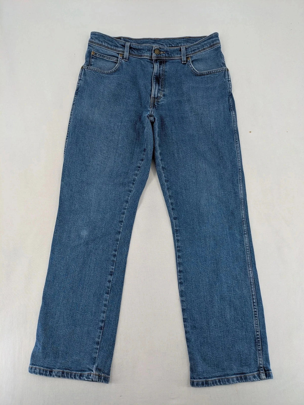 Wrangler blue straight jeans with classic wash and durable cotton-stretch blend.