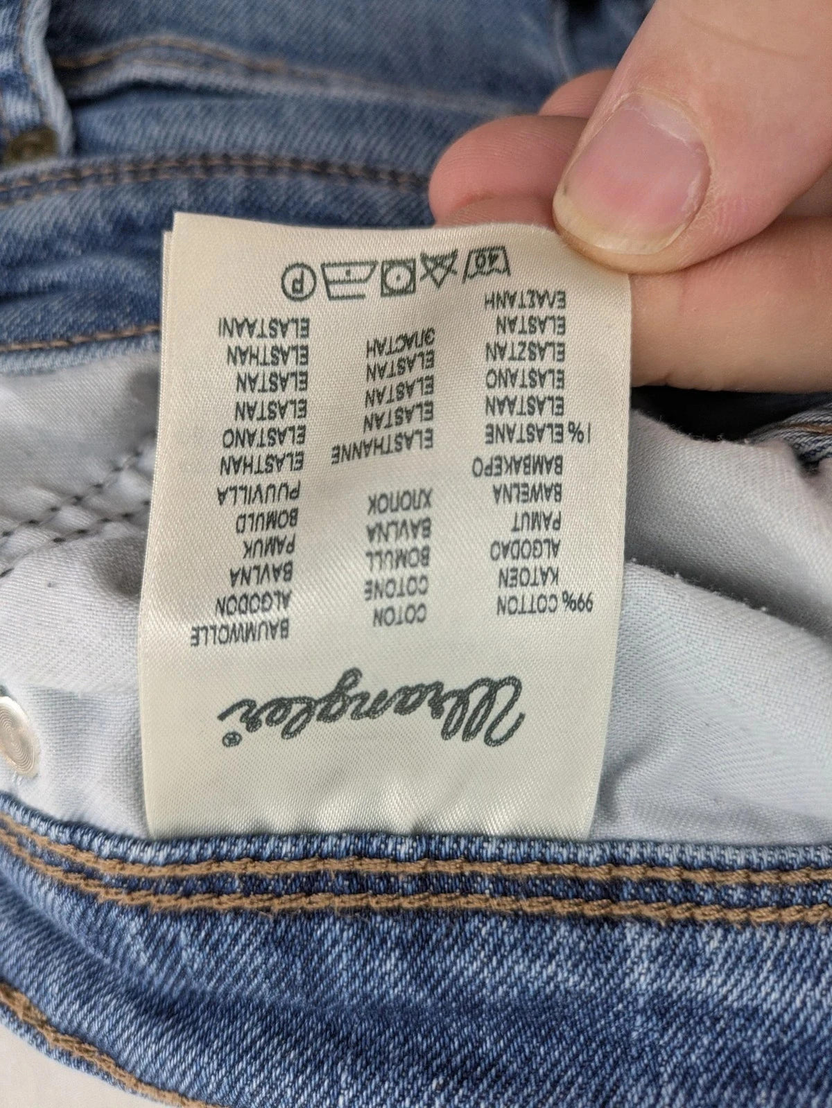 Wrangler blue straight jeans with classic wash and durable cotton-stretch blend.