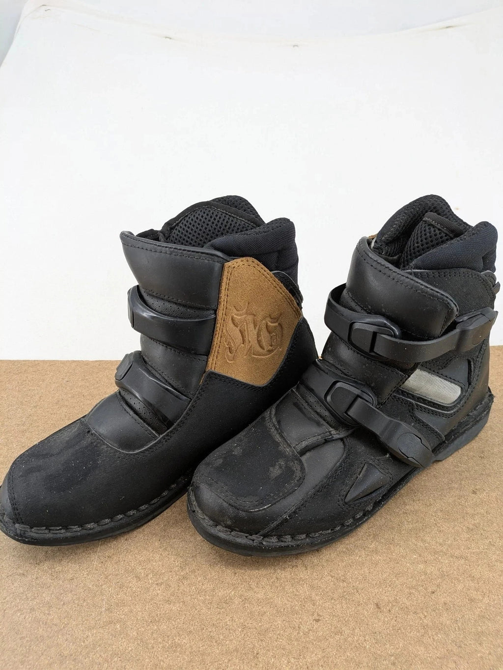 Sioux black motorcycle boots size 42 with brown suede accents and adjustable buckles.
