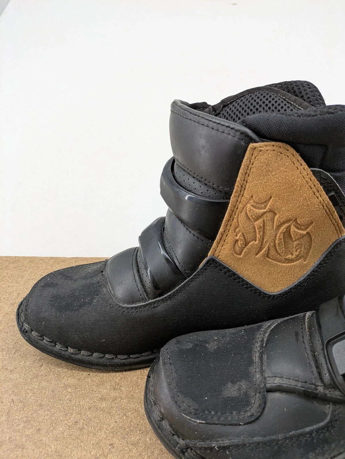 Sioux black motorcycle boots size 42 with brown suede accents and adjustable buckles.