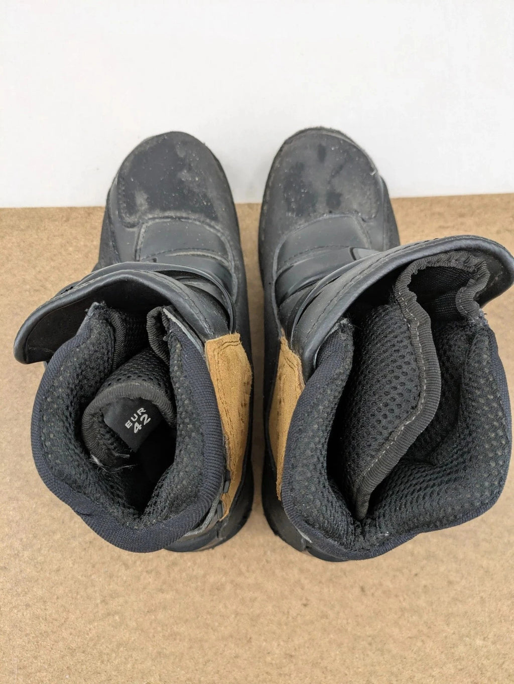 Sioux black motorcycle boots size 42 with brown suede accents and adjustable buckles.