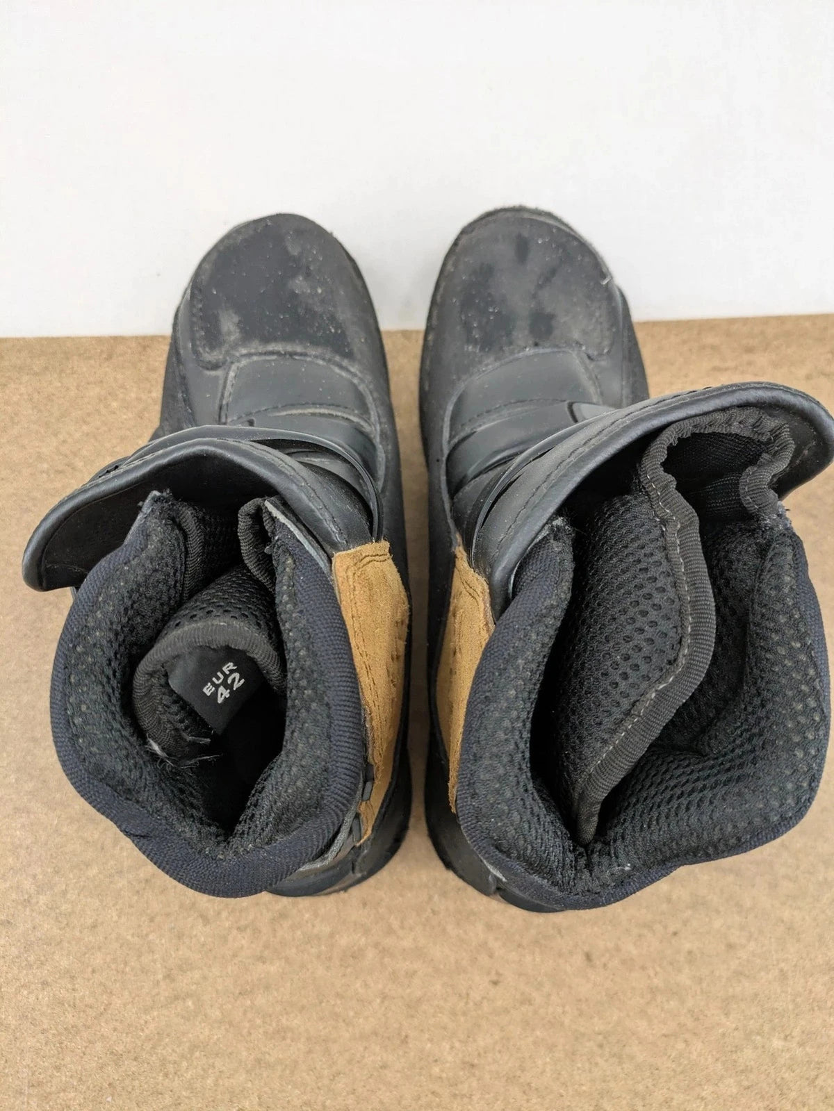 Sioux black motorcycle boots size 42 with brown suede accents and adjustable buckles.