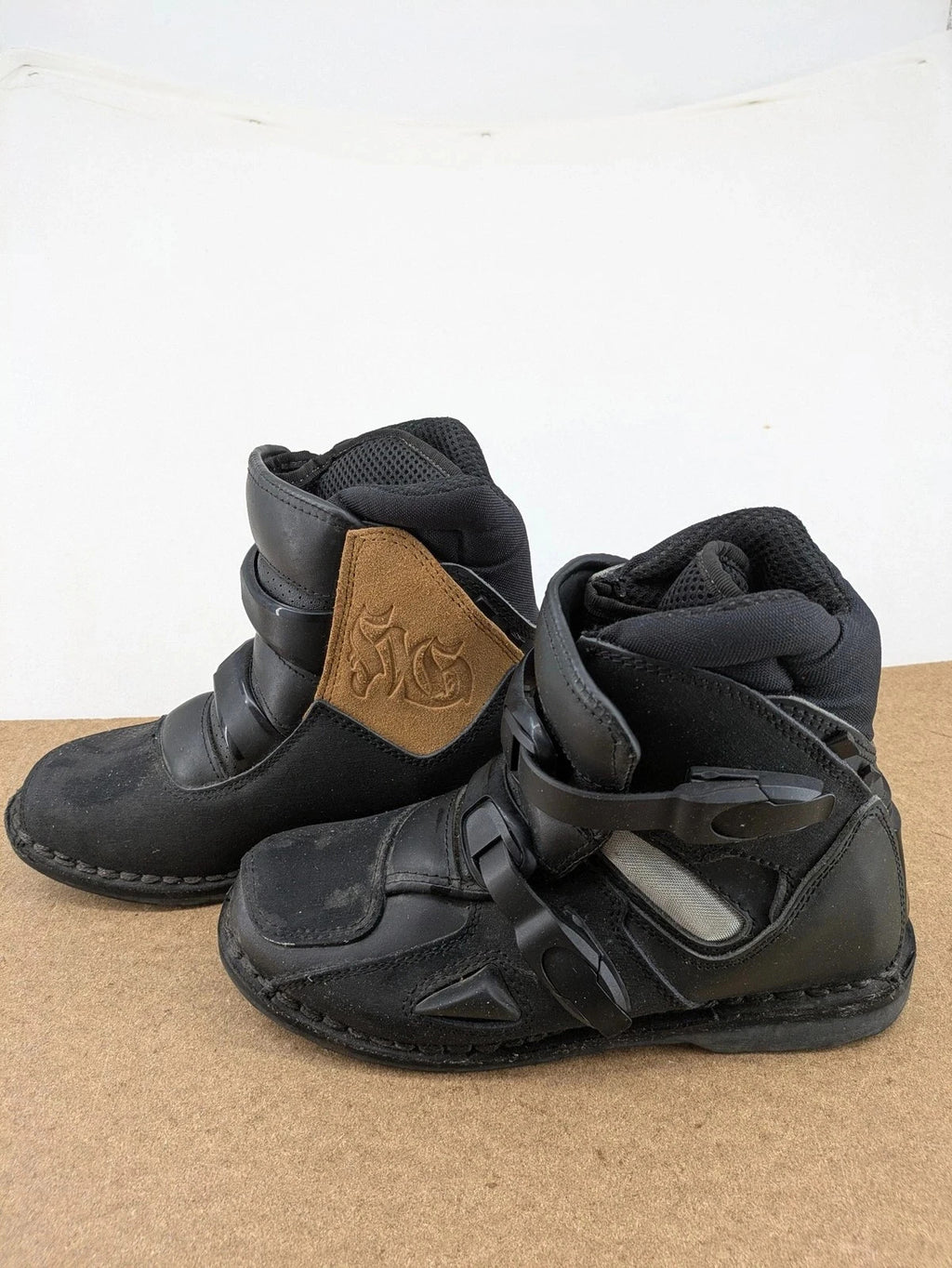 Sioux black motorcycle boots size 42 with brown suede accents and adjustable buckles.
