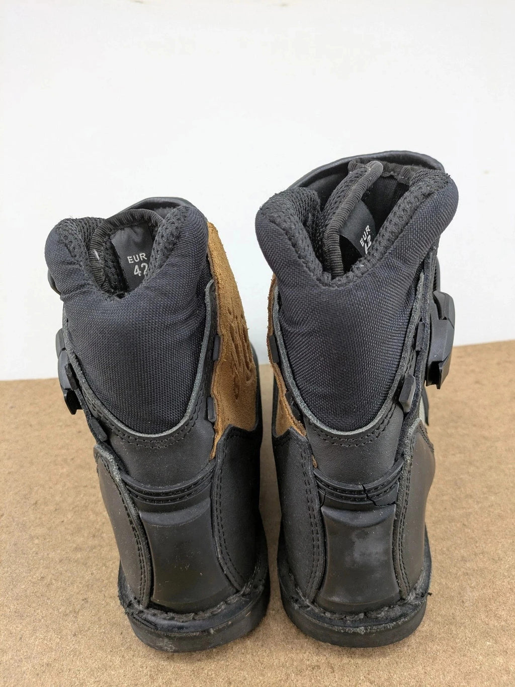 Sioux black motorcycle boots size 42 with brown suede accents and adjustable buckles.