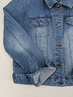 Select blue denim jacket with button closure and chest pockets, washed look.
