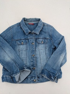 Select blue denim jacket with button closure and chest pockets, washed look.
