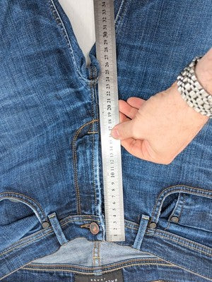 Baldessarini blue straight jeans model 501 with classic 5-pocket design and subtle used effects.