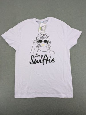 Taylor Swift white graphic tee featuring line-art portrait and "Ich bin ein Swiftie" text.