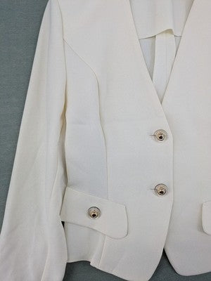 Blazer pink coat kragenlos design with V-neck and three-button front.
