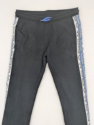 Baumwolle multi pants black with contrasting PlayStation logo tape and elastic waistband.