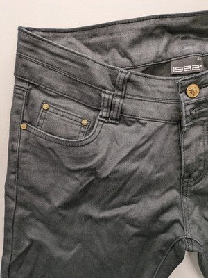 Damen grey coated skinny jeans with five-pocket design and gold hardware details.