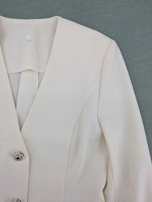 Blazer pink coat kragenlos design with V-neck and three-button front.