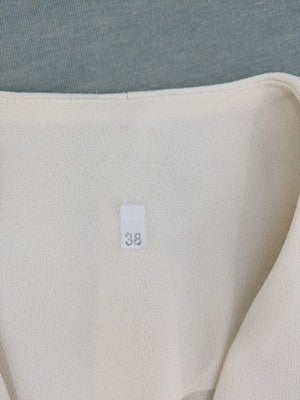 Blazer pink coat kragenlos design with V-neck and three-button front.