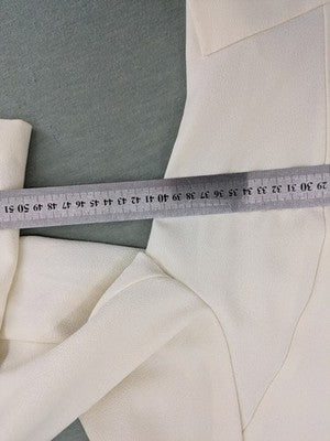 Blazer pink coat kragenlos design with V-neck and three-button front.