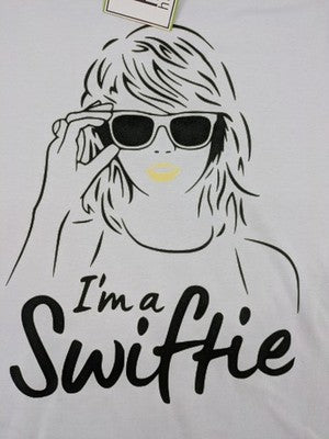 Taylor Swift white graphic tee featuring line-art portrait and "Ich bin ein Swiftie" text.