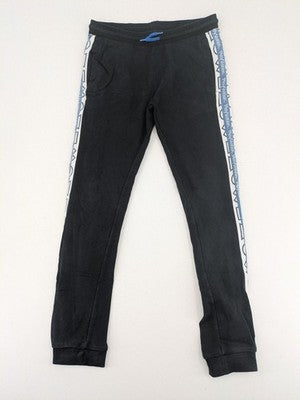 Baumwolle multi pants black with contrasting PlayStation logo tape and elastic waistband.
