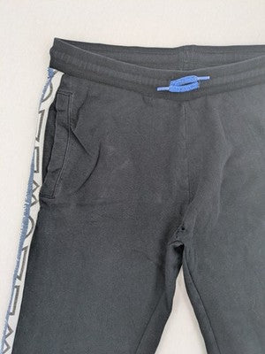 Baumwolle multi pants black with contrasting PlayStation logo tape and elastic waistband.