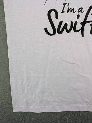 Taylor Swift white graphic tee featuring line-art portrait and "Ich bin ein Swiftie" text.
