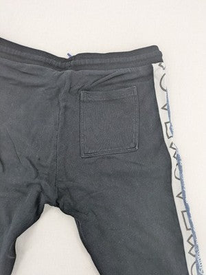 Baumwolle multi pants black with contrasting PlayStation logo tape and elastic waistband.