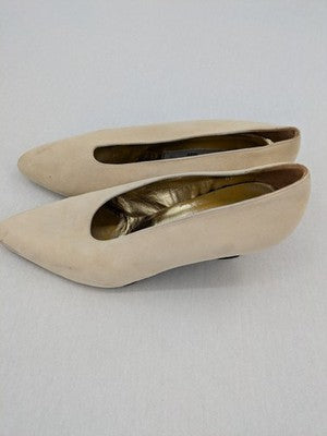 Pancaldi high heels beige suede vintage design with pointed toe and leather sole.