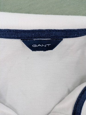 GANT white polo shirt with navy collar, embroidered logo on chest, piqué fabric.