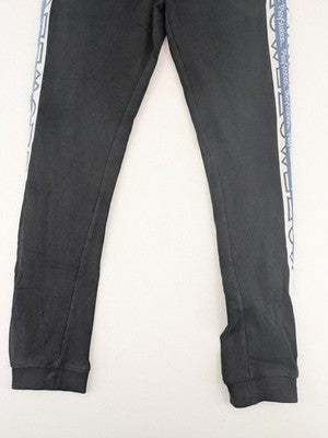 Baumwolle multi pants black with contrasting PlayStation logo tape and elastic waistband.