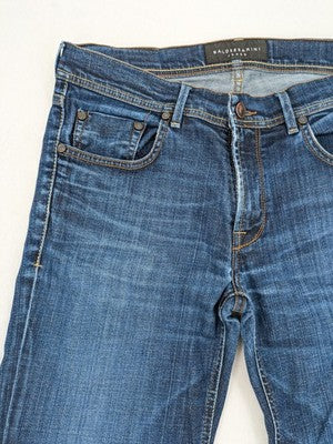 Baldessarini blue straight jeans model 501 with classic 5-pocket design and subtle used effects.