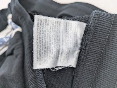 Baumwolle multi pants black with contrasting PlayStation logo tape and elastic waistband.