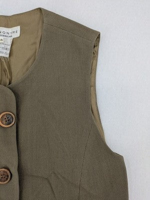 Synonyme khaki vest with ribbed texture, V-neck, and three-button front.