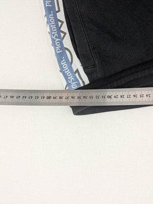 Baumwolle multi pants black with contrasting PlayStation logo tape and elastic waistband.
