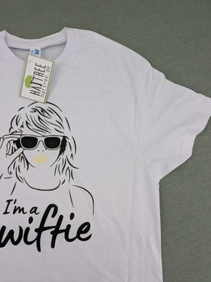 Taylor Swift white graphic tee featuring line-art portrait and "Ich bin ein Swiftie" text.