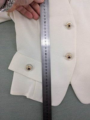 Blazer pink coat kragenlos design with V-neck and three-button front.