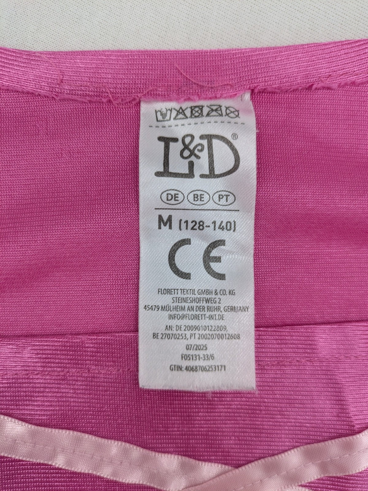 perfekt pink princess dress with puff sleeves and decorative lacing, lightweight fabric