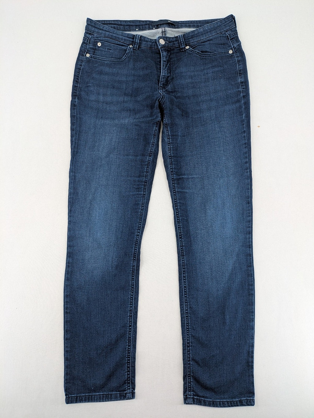 Mac Jeans blue slim fit straight jeans with light wash and stretch material.