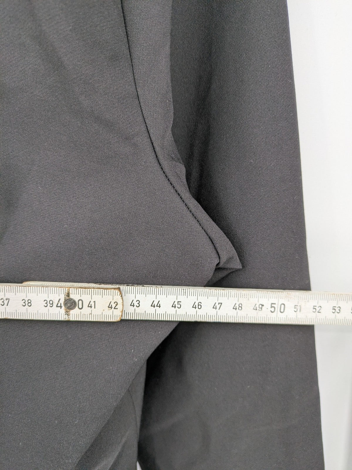 ASOS DESIGN black midikleid with square neckline and side ruching in stretch fabric.