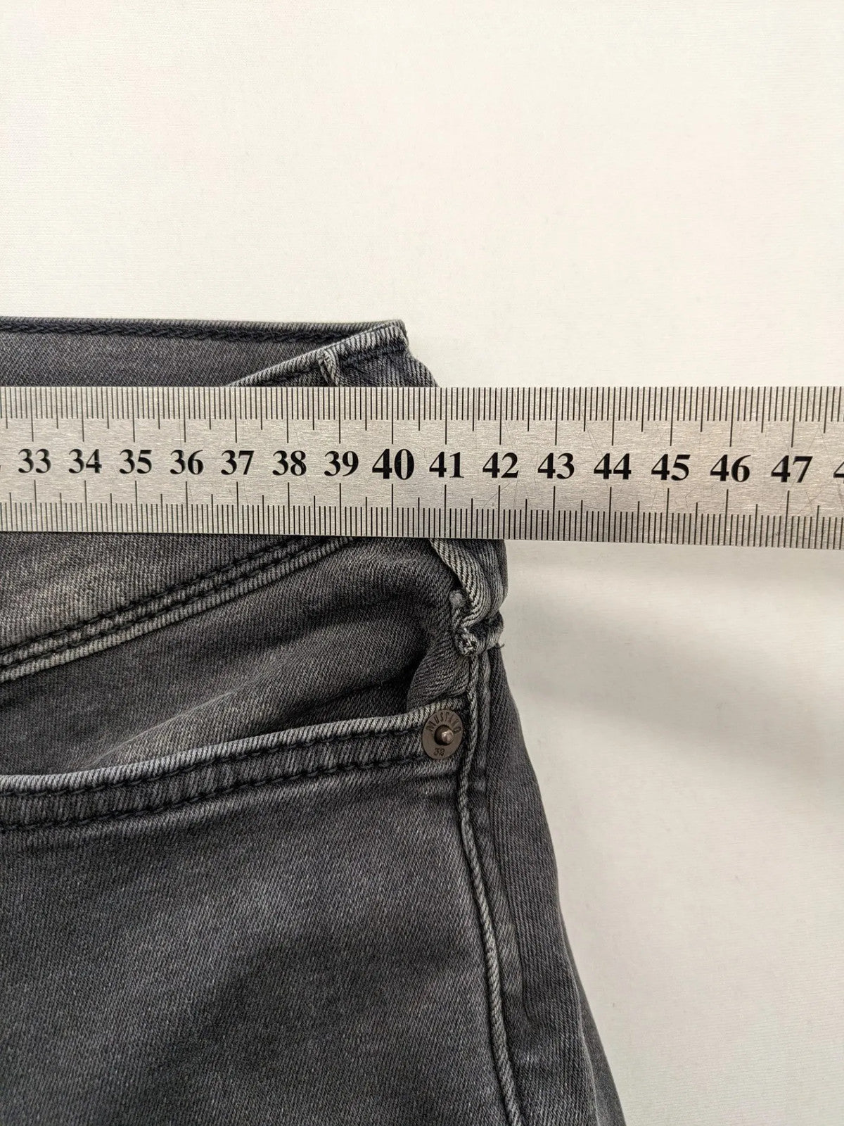 Mustang straight jeans grey washed look with classic 5-pocket design and zipper.
