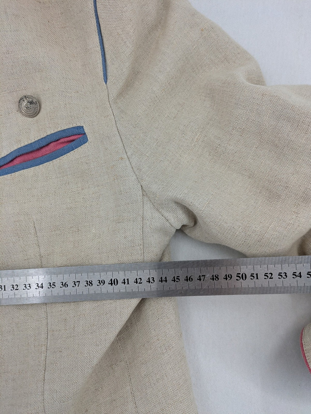 Damen Trachtenjacke beige linen look with pink and blue piping, decorative metal buttons, polka dot lining.