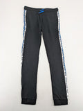 Baumwolle black pants with PlayStation logo tape, elastic waistband, cotton material.