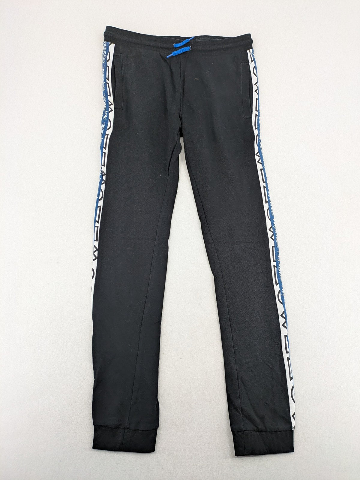 Baumwolle black pants with PlayStation logo tape, elastic waistband, cotton material.
