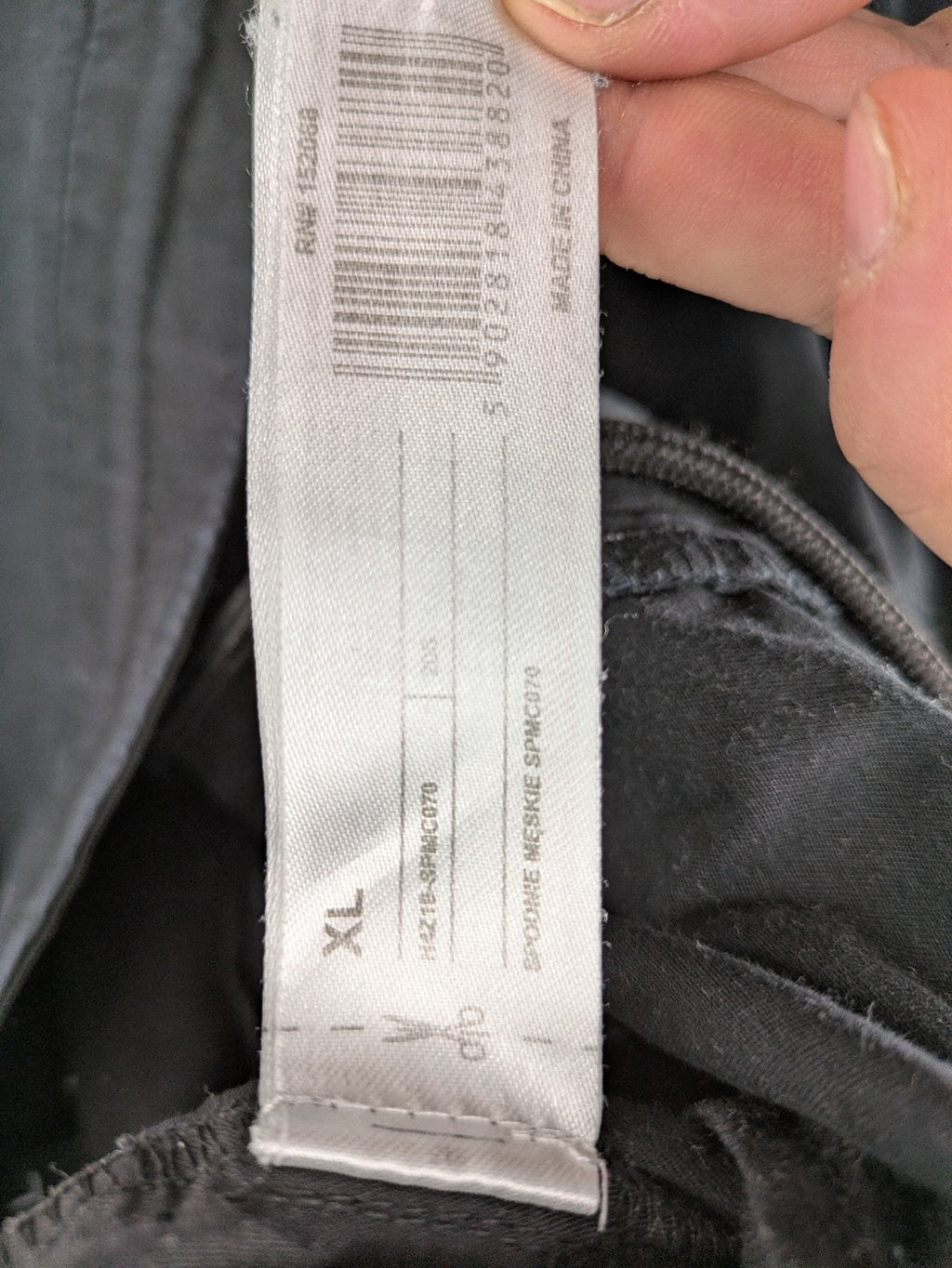 4F black cargo pants with reinforced knees, made from cotton-stretch material.