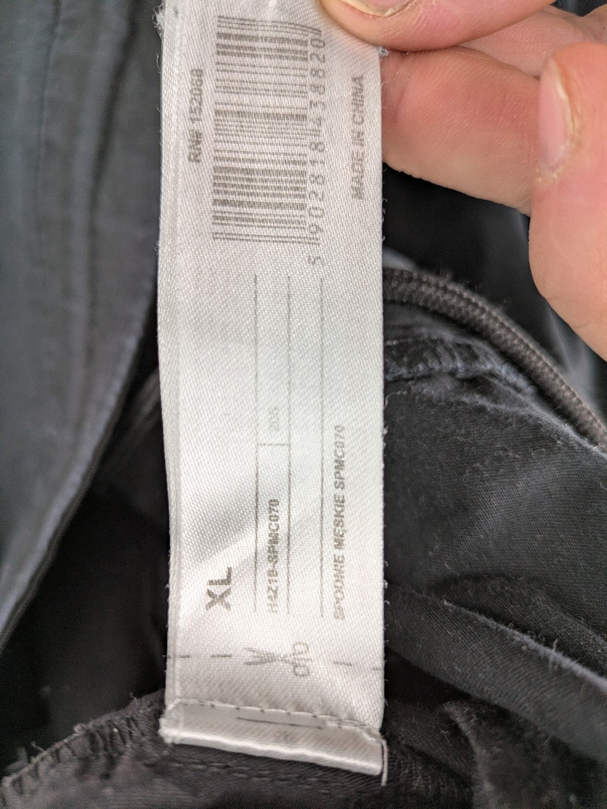 4F black cargo pants with reinforced knees, made from cotton-stretch material.