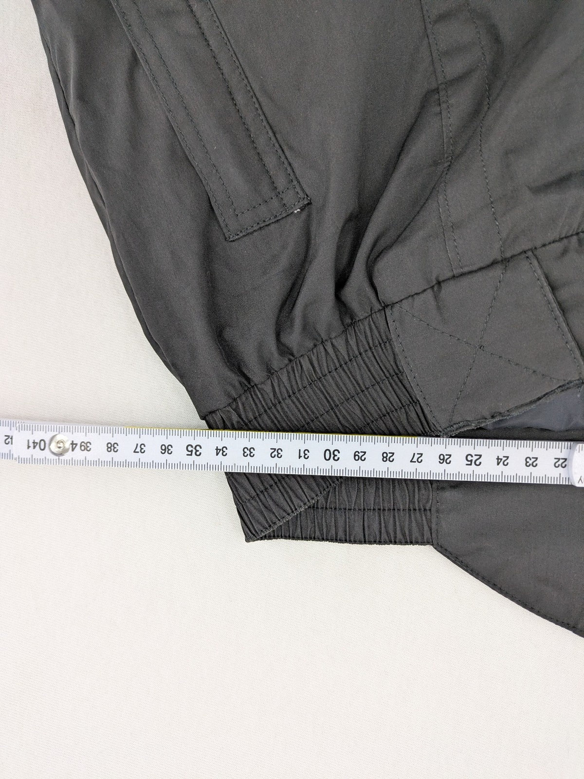 GEF black ski pants size 40, insulated, featuring zippered cuffs and snow gaiters.