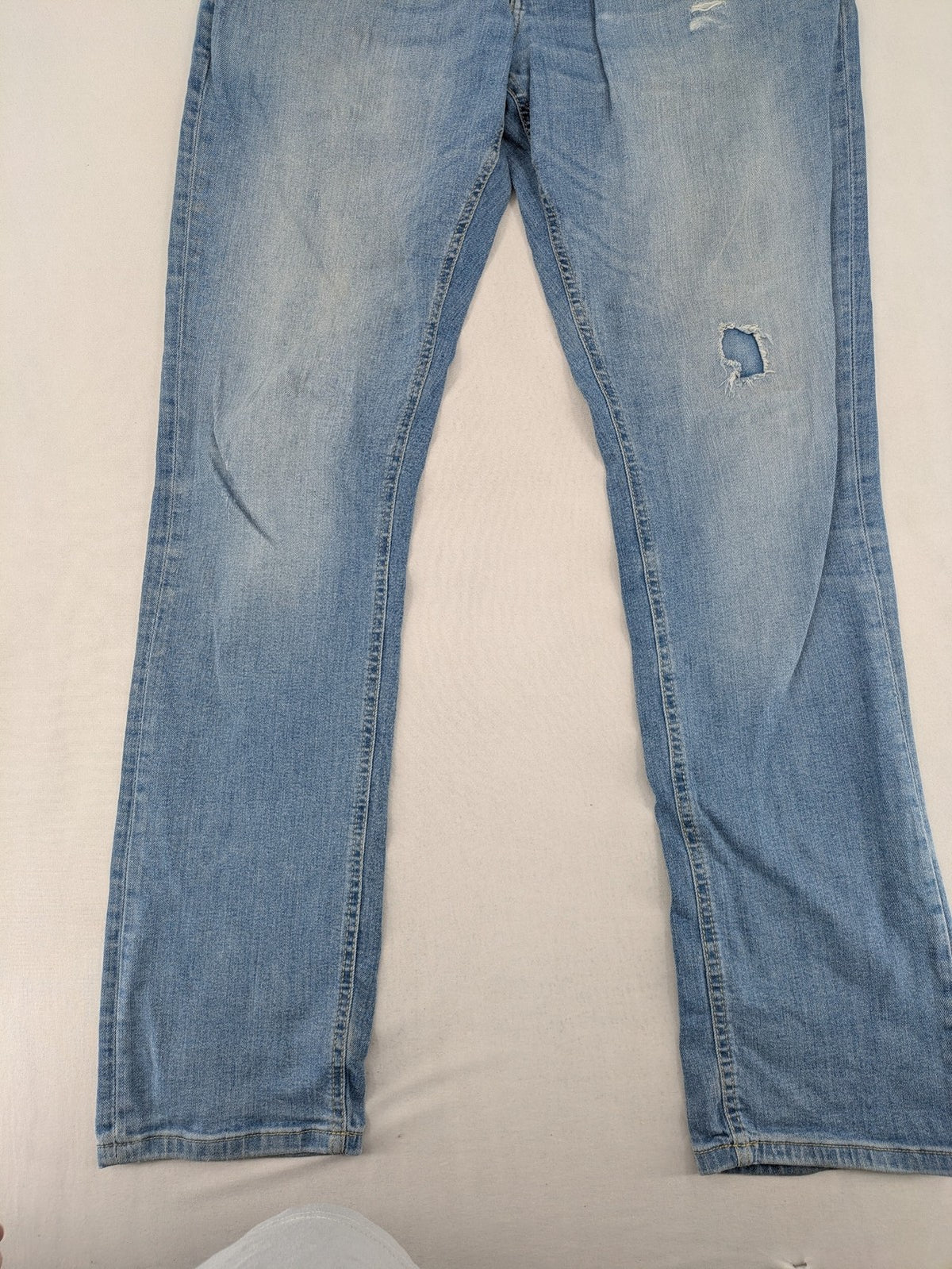 Manguun blue straight jeans with distressed wash and classic 5-pocket design.