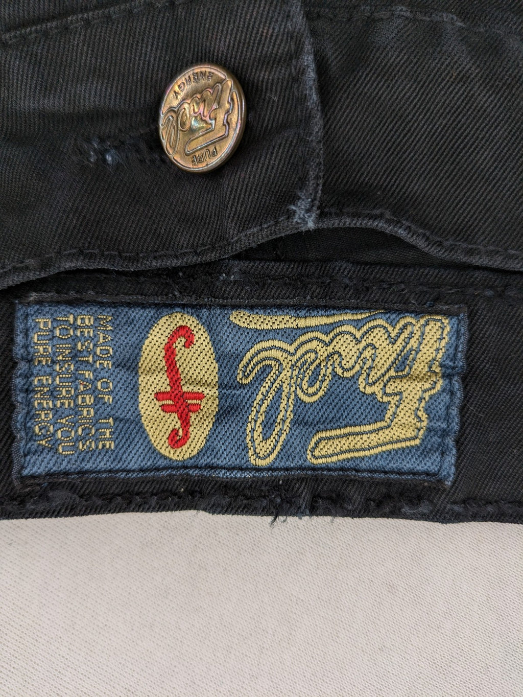 Fuel black straight jeans with 5-pocket design and branded leather patch.