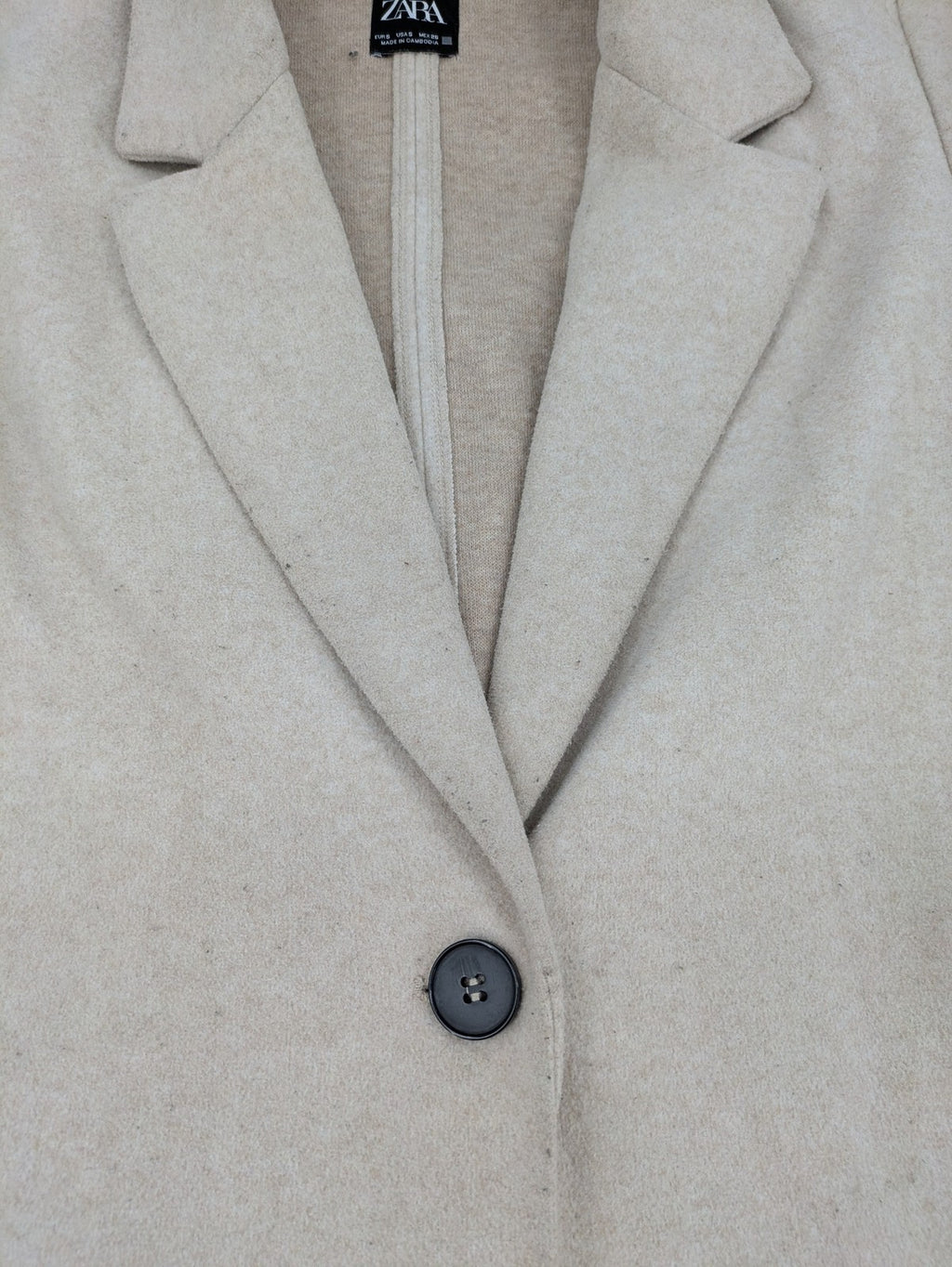 Zara beige coat single-breasted notch lapel classic design with two side pockets.