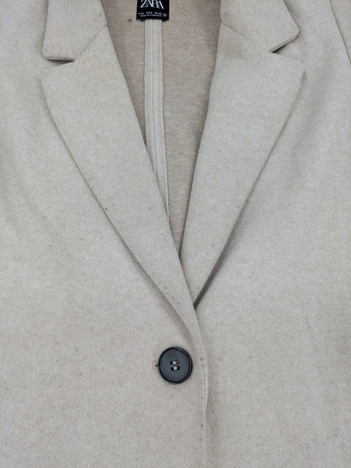 Zara beige coat single-breasted notch lapel classic design with two side pockets.