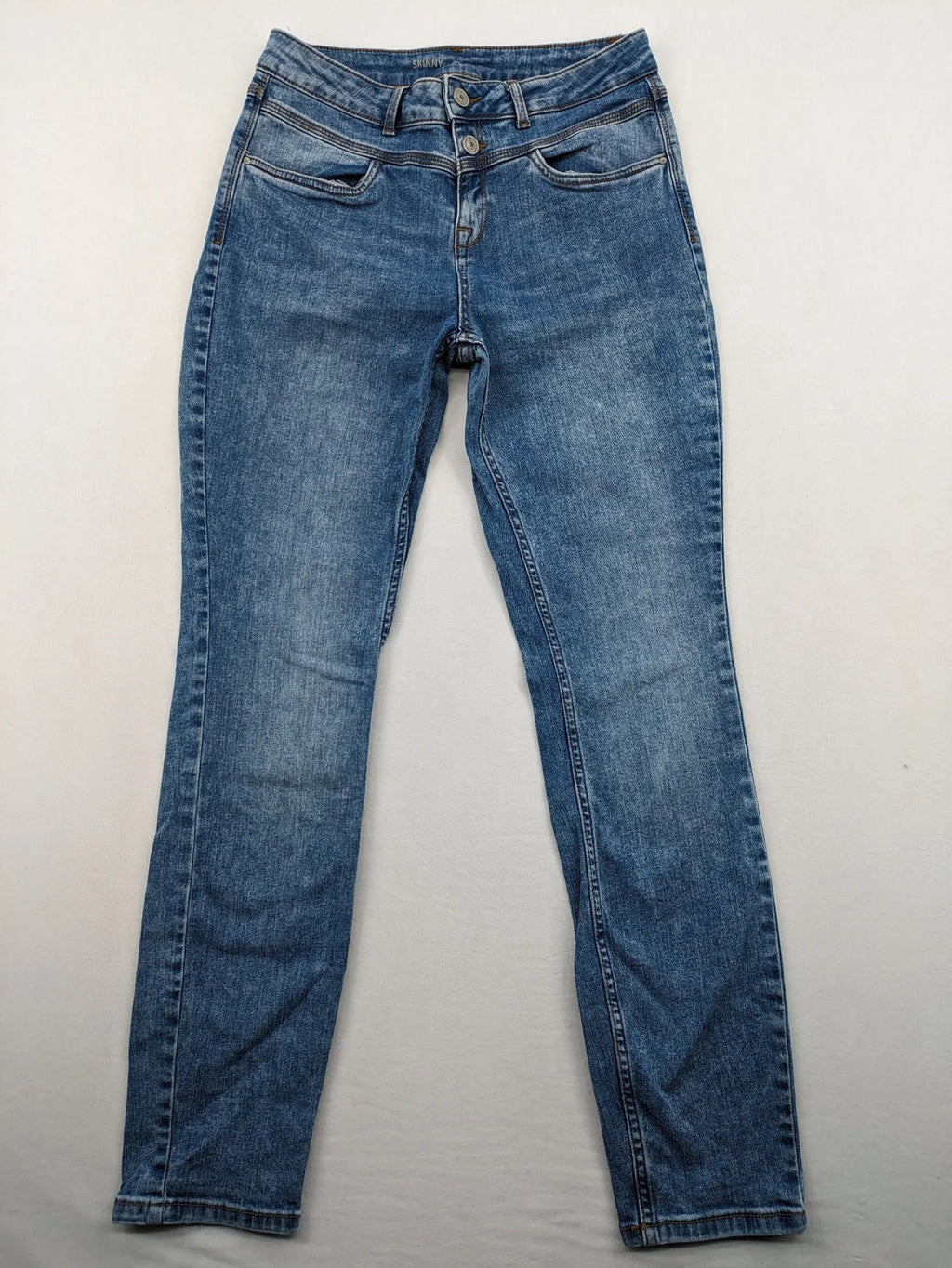 Yessica blue skinny jeans high waist with double button closure and five-pocket style.