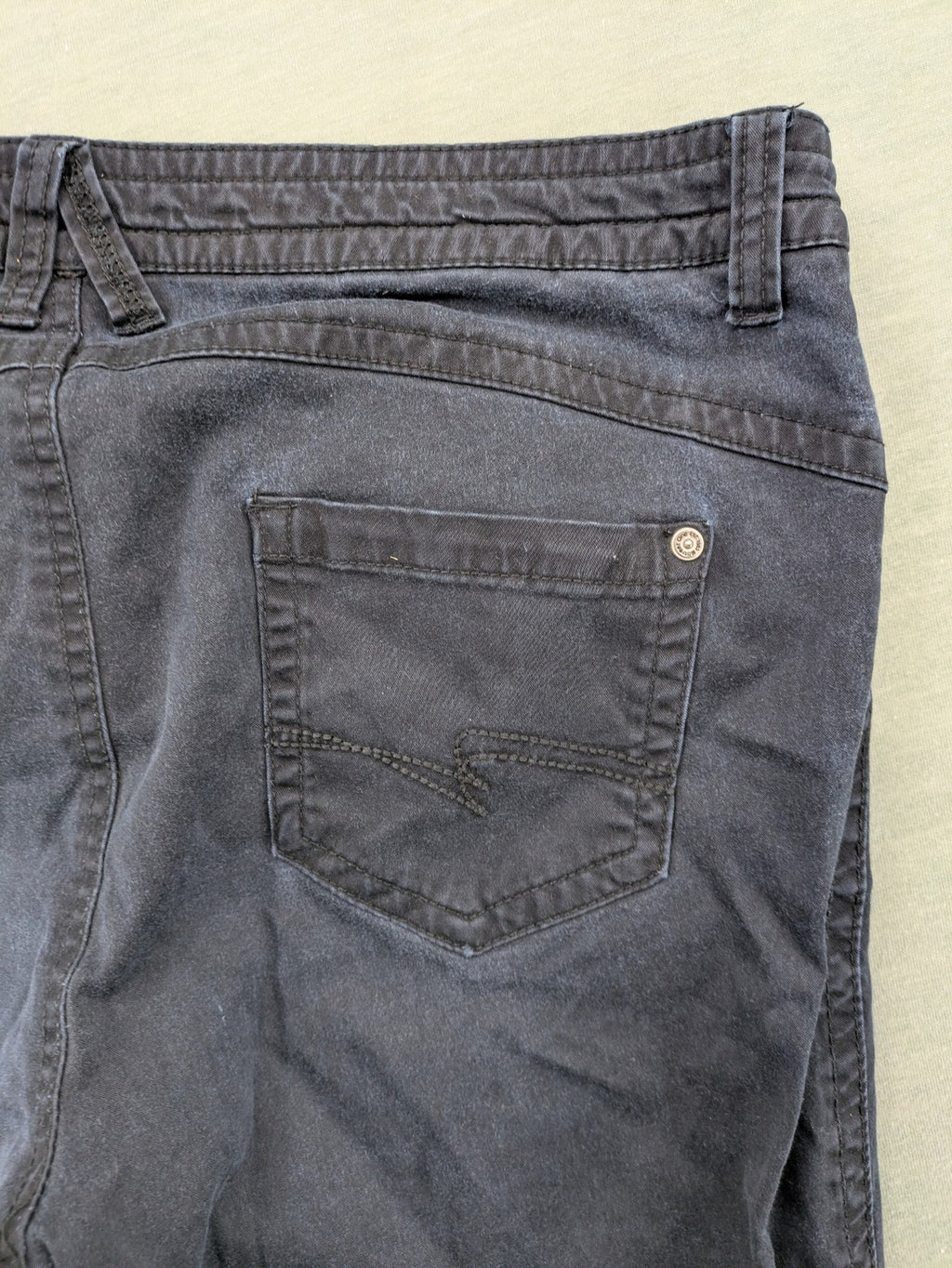 Street One grey slim fit pants with classic 5-pocket style and mid-rise waist.
