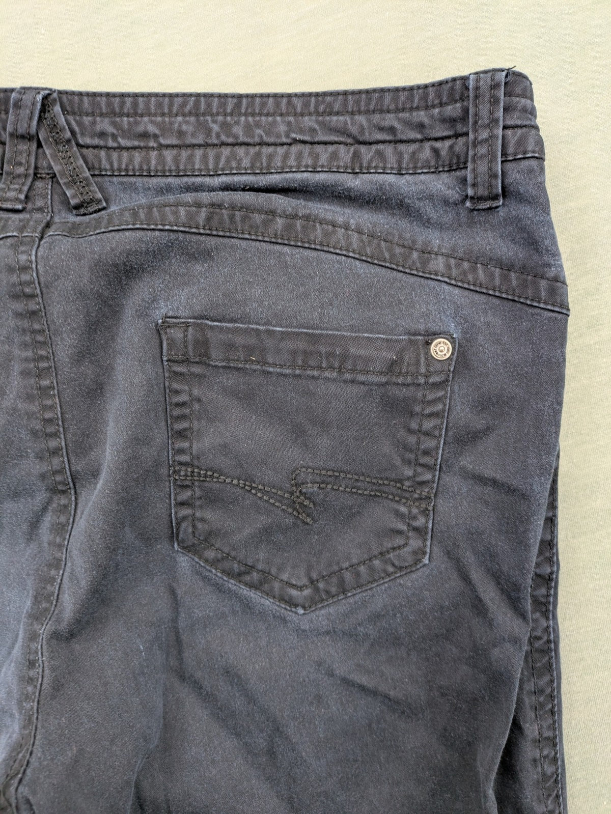 Street One grey slim fit pants with classic 5-pocket style and mid-rise waist.