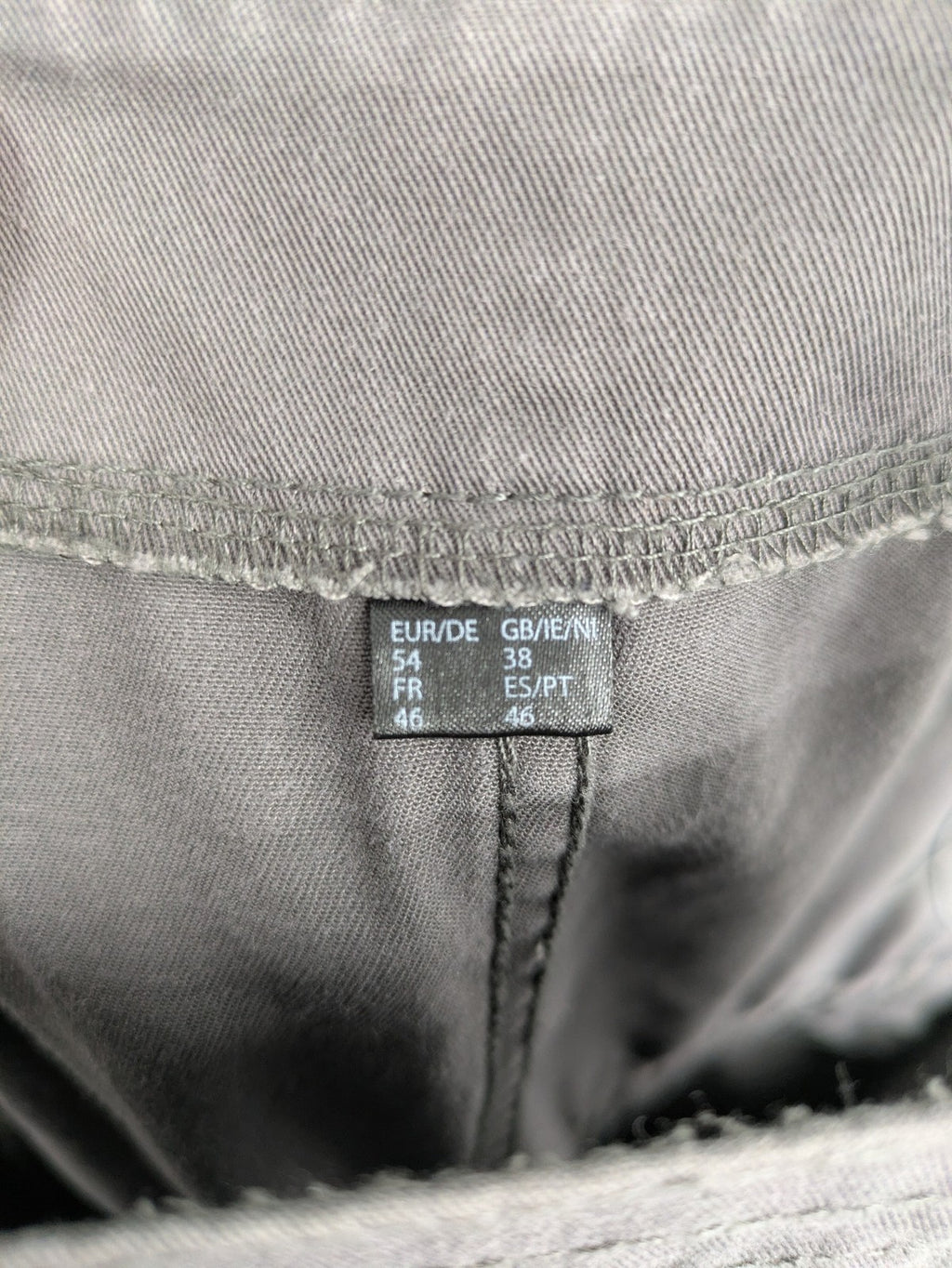 Herren Latzhose grey with black accents, multiple cargo pockets, durable polyester-cotton blend.